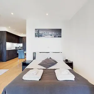 https://superb-studio-in-greenwich-with-balcony-roof-top.brighton-hotels-england.com
